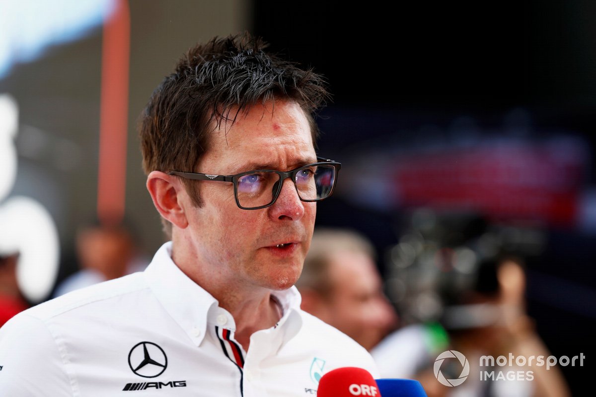 Andrew Shovlin, Trackside Engineering Director, Mercedes AMG, bicara di depan wartawan.