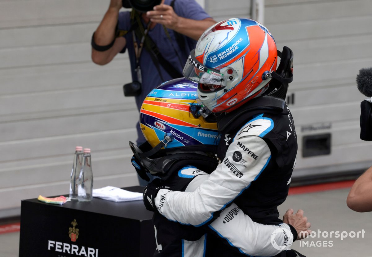Fernando Alonso, Alpine F1, celebrates with Esteban Ocon, Alpine F1, 1st position, in Parc Ferme