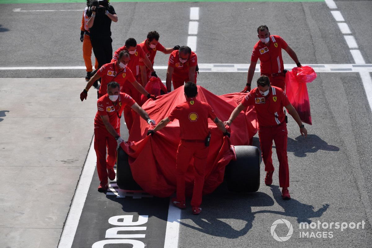 Mekanik Ferrari membawa mobil Carlos Sainz Jr., Ferrari SF21