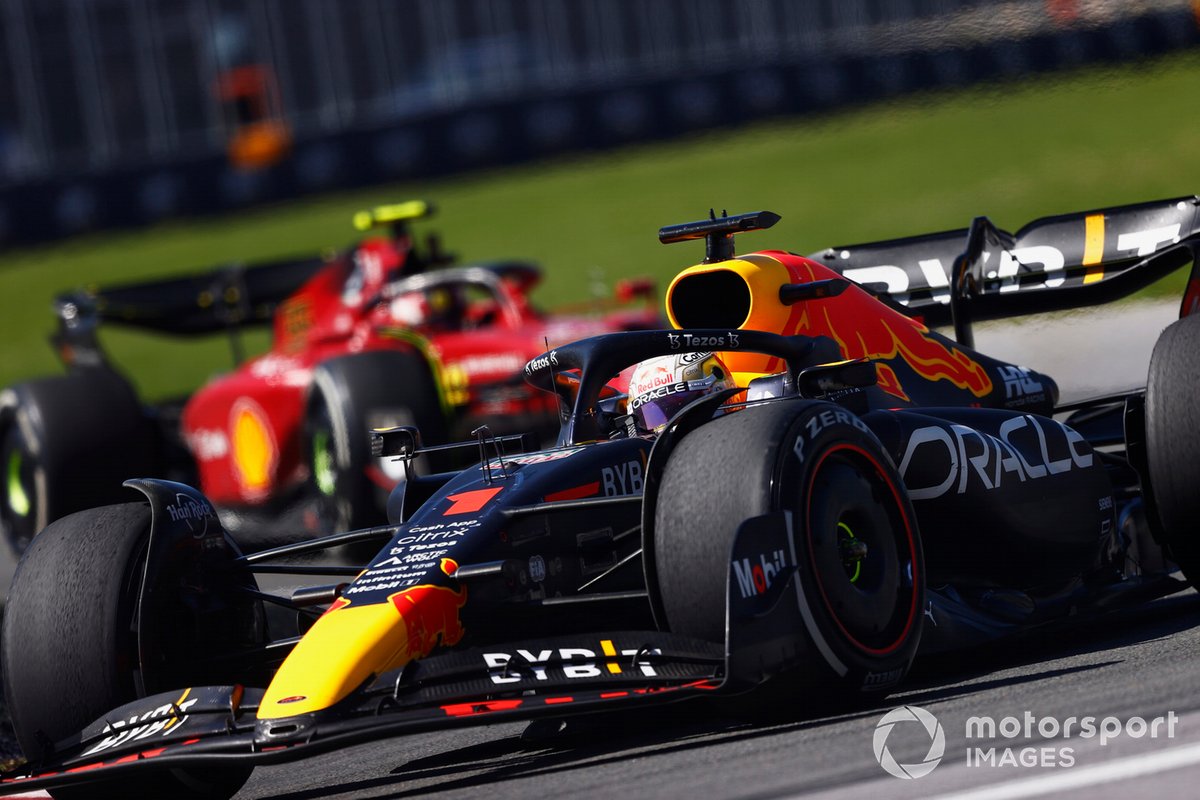Max Verstappen, Red Bull Racing RB18, Carlos Sainz, Ferrari F1-75