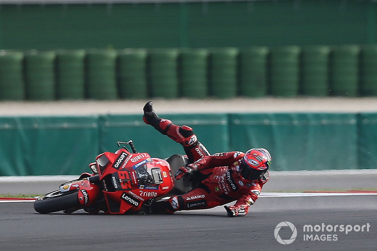 Francesco Bagnaia, Ducati Team, kehilangan kontrol bagian depan Ducati Desmosedici GP21 di tikungan terakhir Sirkuit Misano saat lomba MotoGP Emilia Romagna, Minggu (24/10/2021).