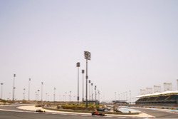 Daniel Ricciardo, Red Bull Racing RB13 y Nico Hulkenberg, Renault Sport F1 Team RS17