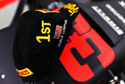 Il cappello del vincitore Max Verstappen, Red Bull Racing