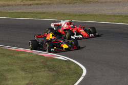 Max Verstappen, Red Bull Racing RB13 e Kimi Raikkonen, Ferrari SF70H lottano per la posizione