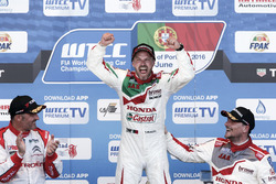 Podium: Sieger Tiago Monteiro, Honda Racing Team JAS, Honda Civic WTCC; 2. Yvan Muller, Citroën Worl