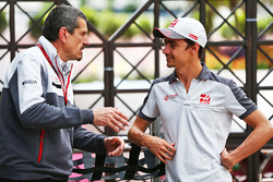 Günther Steiner, teambaas Haas F1 met Esteban Gutierrez, Haas F1 Team