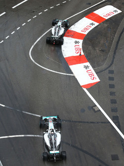 Nico Rosberg, Mercedes AMG F1 W07 Hybrid precede il compagno di squadra Lewis Hamilton, Mercedes AMG