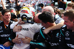 Winnaar Lewis Hamilton, Mercedes AMG F1 W07 viert met het team