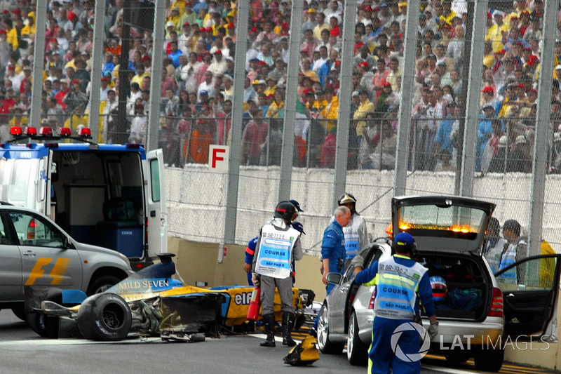 Los restos del Renault Renault F1 Team R23 de Fernando Alonso después de accidente