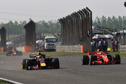 Даніель Ріккардо, Red Bull Racing RB14Себастьян Феттель, Ferrari SF71H battle