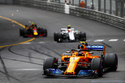 Stoffel Vandoorne, McLaren MCL33, Charles Leclerc, Sauber C37, y Max Verstappen, Red Bull Racing RB14