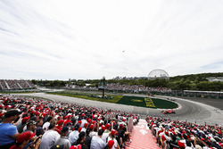 Себастьян Феттель, Ferrari SF71H, попереду Валттері Боттаса, Mercedes AMG F1 W09, та Макса Ферстаппена, Red Bull