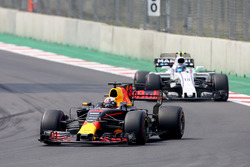 Daniel Ricciardo, Red Bull Racing RB13, Lance Stroll, Williams FW40