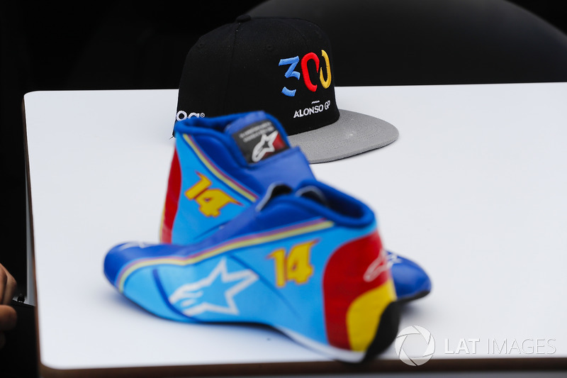 Fernando Alonso, McLaren, merayakan penampilan di F1 ke 300 dengan topi dan sepatu spesial