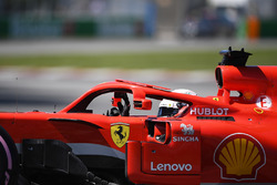 Sebastian Vettel, Ferrari SF71H, saluta