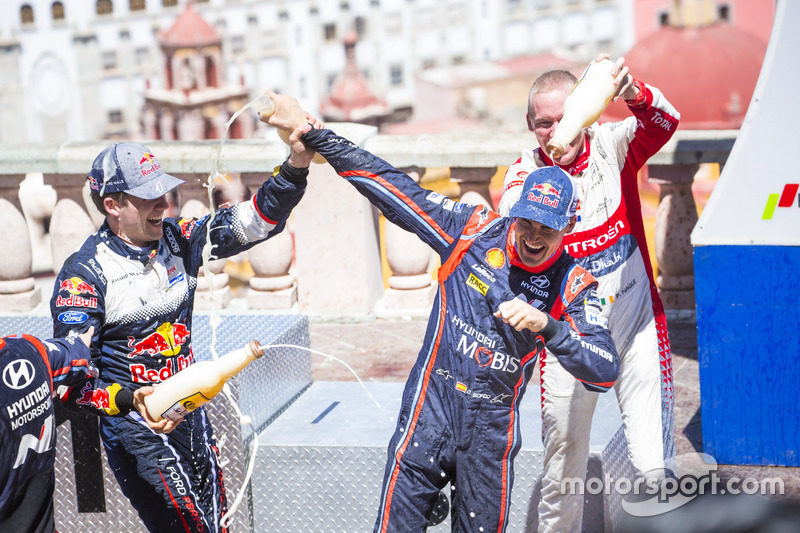 Podio: Sébastien Ogier, M-Sport Ford WRT e Dani Sordo, Hyundai Motorsport, Kris Meeke, Citroën World Rally Team