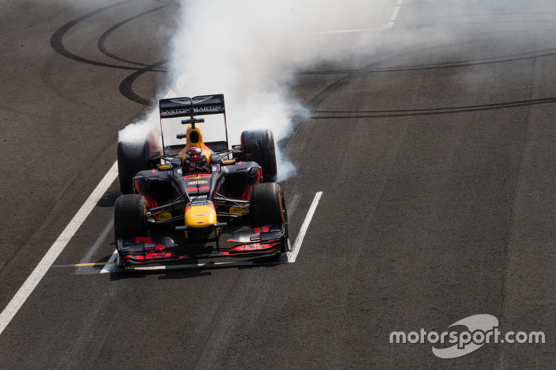 Verstappen vermaakte het publiek met de RB8