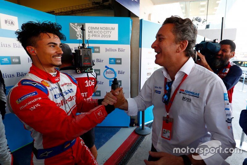 Pascal Wehrlein, Mahindra Racing, is congratulated by Alejandro Agag, CEO, Formula E, after taking Pole Position.