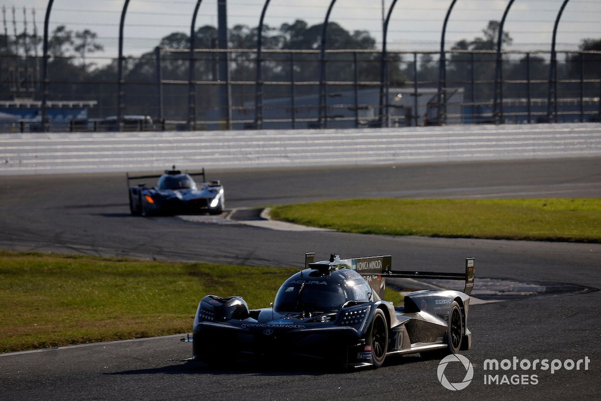 Acura et BMW en piste à Daytona.