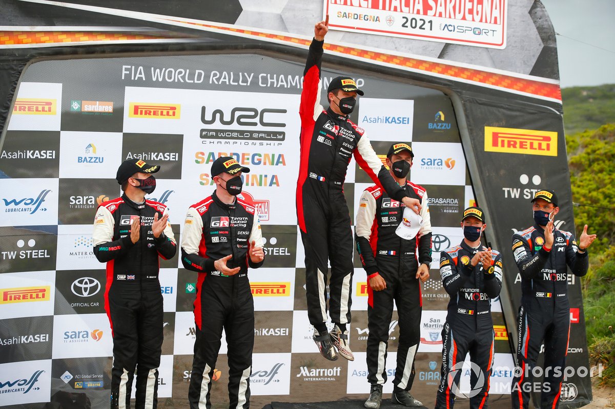 Podium Reli Italia Sardinia: Pemenang Sébastien Ogier, Julien Ingrassia, Toyota Gazoo Racing WRT Toyota Yaris WRC; peringkat kedua Elfyn Evans, Scott Martin, Toyota Gazoo Racing WRT Toyota Yaris WRC; posisi ketiga Thierry Neuville, Martijn Wydaeghe, Hyundai Motorsport Hyundai i20 Coupe WRC.