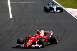 Kimi Raikkonen, Ferrari SF70H, Valtteri Bottas, Mercedes AMG F1 W08