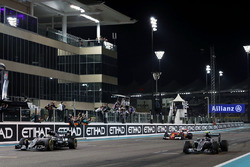 Winnaar Lewis Hamilton, Mercedes AMG F1 W07 Hybrid aan de finish, gevolgd door tweede plaats en were