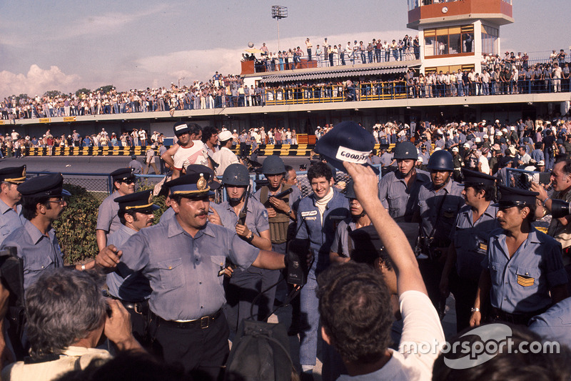Racewinnaar Jody Scheckter van Wolf Ford en zijn beveiliging