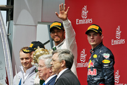 Переможець Льюіс Хемілтон, Mercedes AMG F1 святкує на подіумі