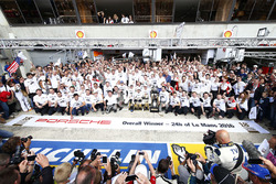 Racewinnaars#2 Porsche Team Porsche 919 Hybrid: Romain Dumas, Neel Jani, Marc Lieb poseren met het t