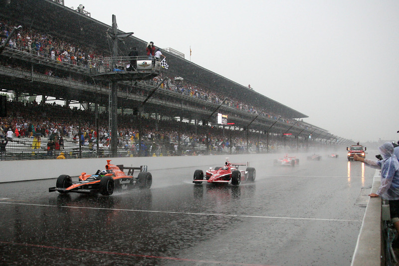 Dario Franchitti wint in de stromende regen