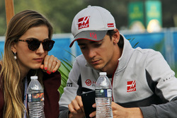 Esteban Gutiérrez, Haas F1 Team con su novia Monica Casan