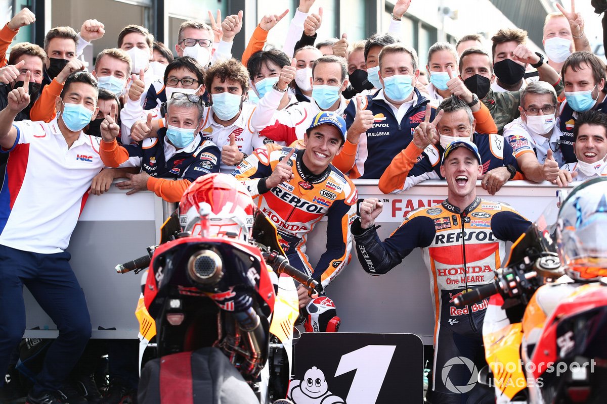 Marc Marquez, Repsol Honda Team, dan Pol Espargaro, Repsol Honda Team, berselebrasi dengan timnya