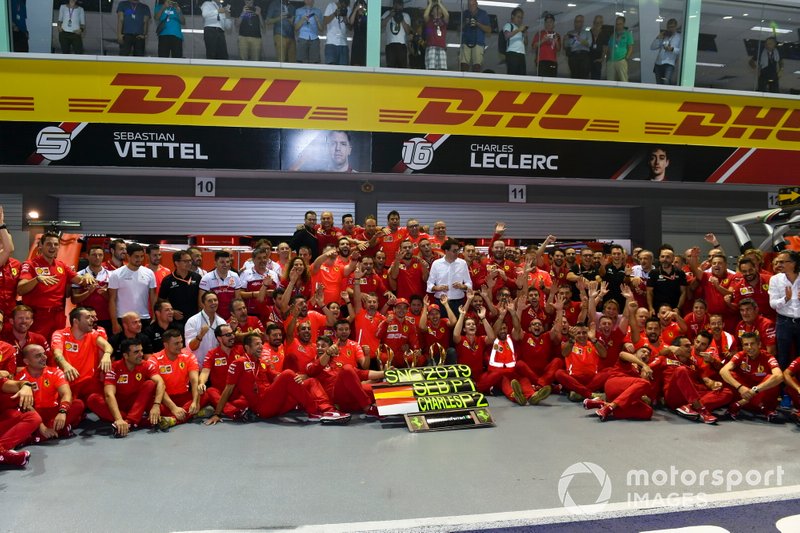 Charles Leclerc, Ferrari e il vincitore della gara Sebastian Vettel, Ferrari in posa per una foto di gruppo