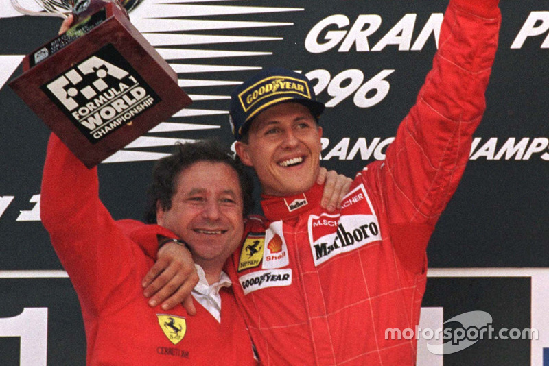 Podio: il vincitore della gara Michael Shumacher, Ferrari con Jean Todt, Ferrari