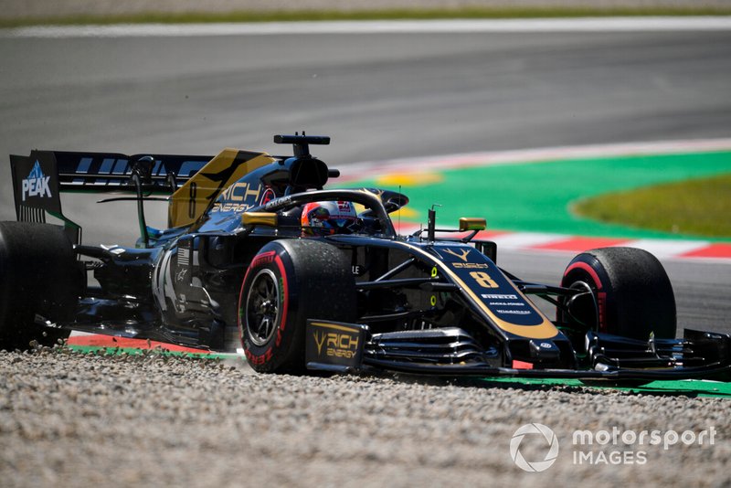 Romain Grosjean, Haas F1 Team VF-19 runs wide