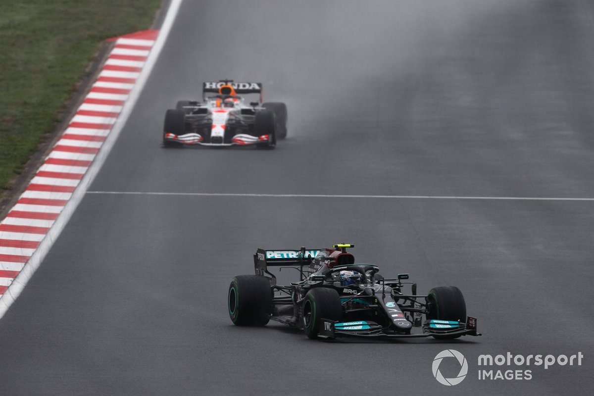 Valtteri Bottas, Mercedes W12, memimpin atas Max Verstappen, Red Bull Racing RB16B pada lomba F1 GP Turki di Sirkuit Istanbul Park, Minggu (10/10/2021) lalu.