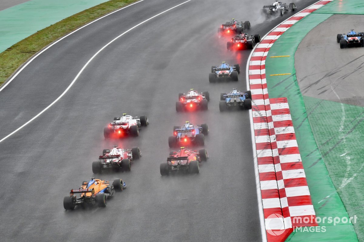Fernando Alonso, Alpine A521, hace un trompo después de un contacto con Pierre Gasly al inicio