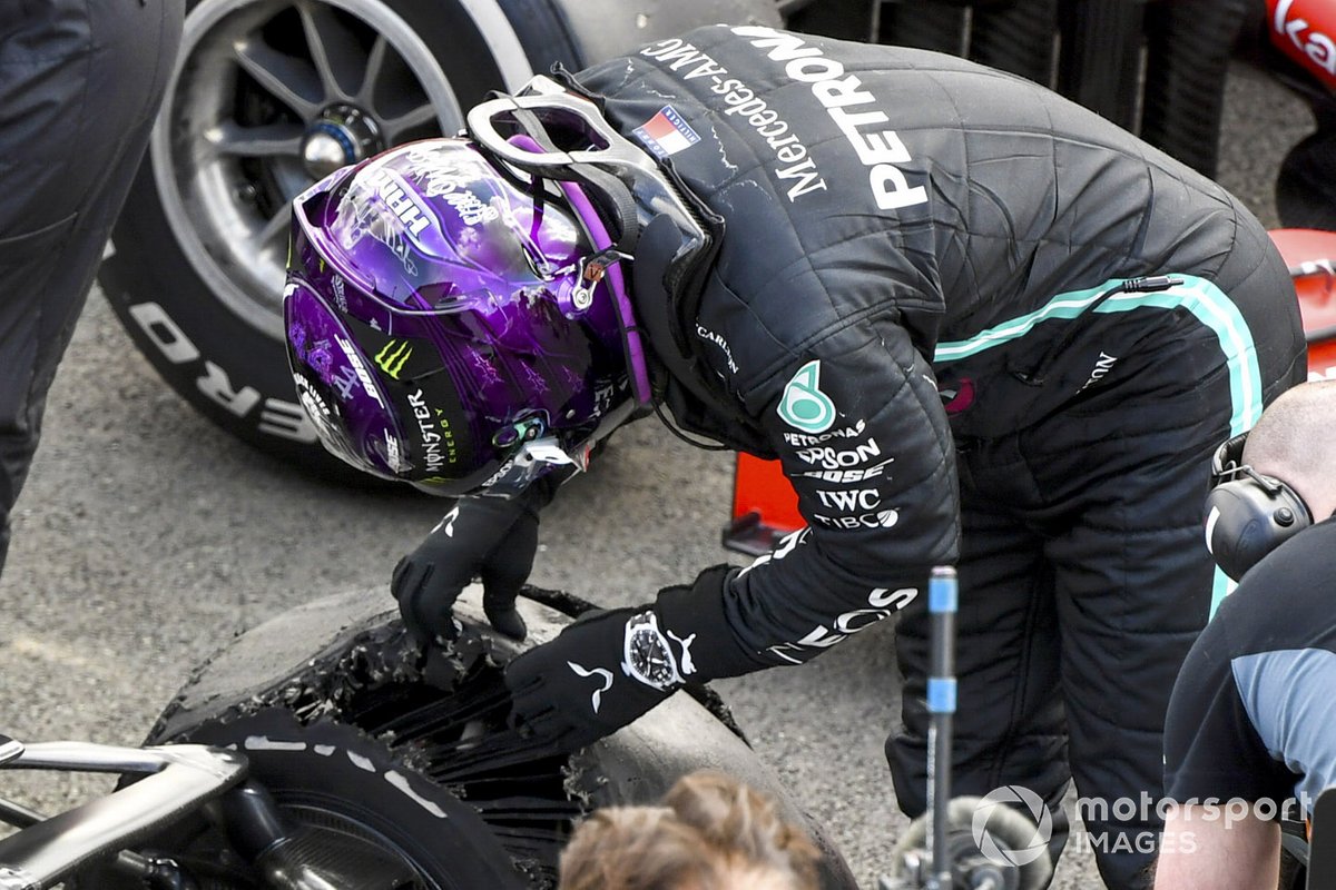 Race Winner Lewis Hamilton, Mercedes-AMG F1 looks at the damage to his car from a puncture in Parc Ferme