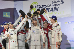 LMP1 Podio: segundo lugar #7 Audi Sport Team Joest Audi R18: Marcel Fässler, Andre Lotterer, Benoit