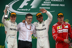 Podio: il vincitore della gara Lewis Hamilton, Mercedes AMG F1, il secondo classificato Valtteri Bottas, Mercedes AMG F1, il terzo classificato Kimi Raikkonen, Ferrari, Peter Bonnington, ingegnere di pista Mercedes AMG F1