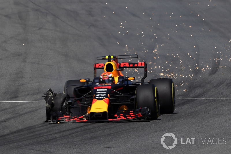 Max Verstappen, Red Bull Racing RB13, front puncture