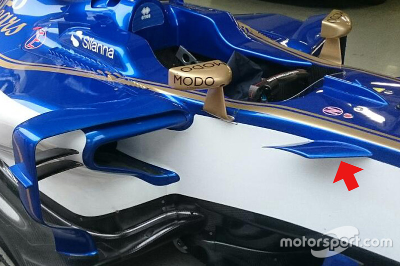 Sauber C36: Zusatzflügel am Monocoque