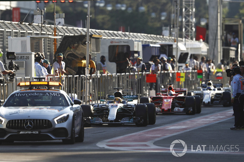 Sebastian Vettel, Bakü'de Lewis Hamilton'la temas yaşadı