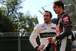 Esteban Gutierrez, Haas F1 Team und Fernando Alonso, McLaren