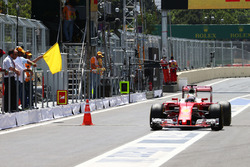 Sebastian Vettel, Ferrari SF16-H passa il cono dove un tombino è venuto via