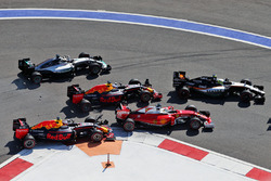 Daniil Kvyat, Red Bull Racing RB12 crashes into Sebastian Vettel, Ferrari SF16-H at the start