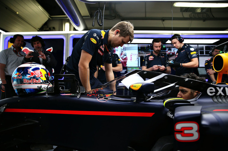 Daniel Ricciardo, Red Bull Racing RB12 met het aeroscreen