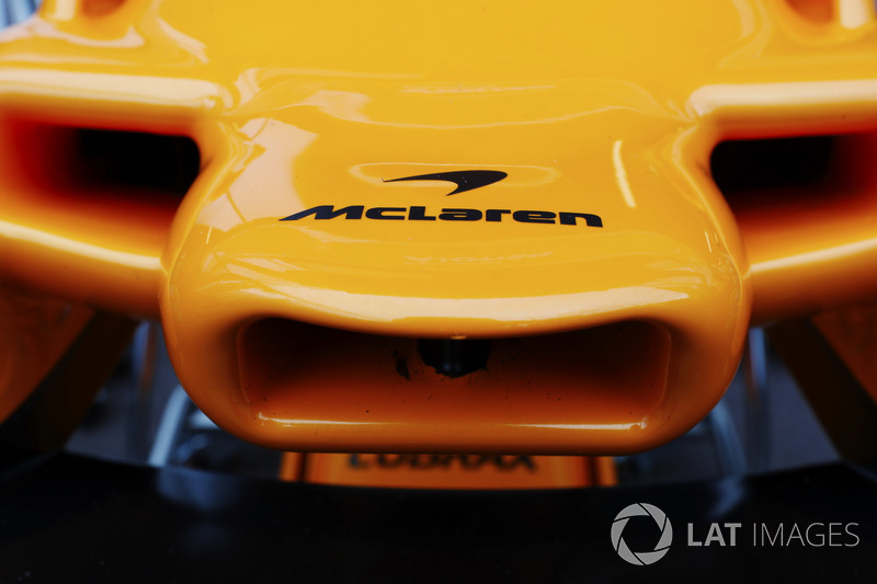 Dettaglio del naso e del logo McLaren sulla MCL33