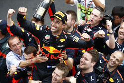 Il vincitore della gara Daniel Ricciardo, Red Bull Racing festeggia con il team
