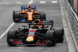 Daniel Ricciardo, Red Bull Racing RB14, Stoffel Vandoorne, McLaren MCL33